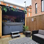 Sleek 4br Townhouse-rooftop-hot Tub Prime Location Holiday home