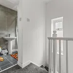 3 Bedroom House 4 Beds Free Parking 2sd *