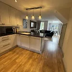 Cosy 4br House, West Didsbury, Bars And Restaurants Close By, Free Parking, Sleeps 8 * Manchester
