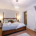 Luxury 5br Near Airport Wifi 度假居 *