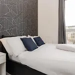Chic 3bd Abode With Pool Table - Etihad - Coop Live - Free Parking 度假居