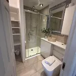 Cosy 4br House, West Didsbury, Bars And Restaurants Close By, Free Parking, Sleeps 8 Manchester