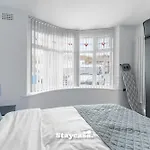 Spacious 4-bed Near Didsbury - 20046 *