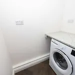 The Groves House- 4 En-suite Beds, Close To Hospital & Mcr Uni Holiday home *