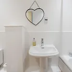 度假居 Chic 3bd Abode With Pool Table - Etihad - Coop Live - Free Parking *