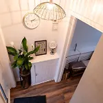 Sleeps 5 - Free Parking Wifi Near Airport &