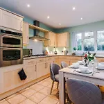 Luxury 5br Near Airport Wifi Дом отдыха