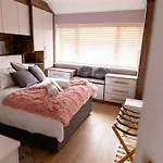 Sleeps 5 - Free Parking Wifi Near Airport & Manchester