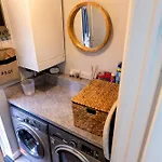 Sleeps 5 - Free Parking Wifi Near Airport &