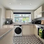 Family & Pet-friendly 5pp, Parking, 20 Min To * Manchester