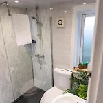 Sleeps 5 - Free Parking Wifi Near Airport & Vakantiehuis Manchester