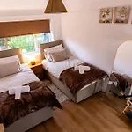 Sleeps 5 - Free Parking Wifi Near Airport & Vakantiehuis Manchester