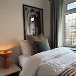 Family & Pet-friendly 5pp, Parking, 20 Min To Manchester