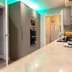 Sleeps 5 - Free Parking Wifi Near Airport & Дом отдыха *