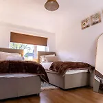Дом отдыха Sleeps 5 - Free Parking Wifi Near Airport &