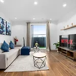 Panoramic Views Elegant 2br, 2 Min To Metro شقة مانشستر