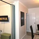 Spacious 4 Bed Maisonette Close To Salford Quays And With Smart Tvs And Netflix Perfect For Families And Contractors * Manchester