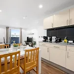 Panoramic Views Elegant 2br, 2 Min To Metro Apartmán