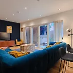 Modern 4br Rooftop Townhouse - Hot Tub - Citycentre