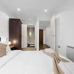 Panoramic Views Elegant 2br, 2 Min To Metro