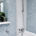 Bright 2-bedroom With Scenic Balcony Views Lejlighed