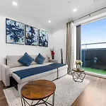 Panoramic Views Elegant 2br, 2 Min To Metro شقة *