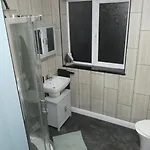 Spacious 4 Bed Maisonette Close To Salford Quays And With Smart Tvs And Netflix Perfect For Families And Contractors *