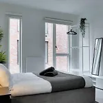 Modern 4br Rooftop Townhouse - Hot Tub - Citycentre
