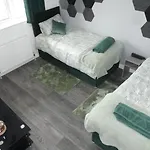 Spacious 4 Bed Maisonette Close To Salford Quays And With Smart Tvs And Netflix Perfect For Families And Contractors *