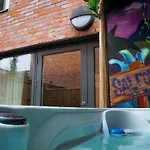 Apartamento Modern 4br Rooftop Townhouse - Hot Tub - Citycentre *
