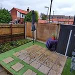 Spacious 4 Bed Maisonette Close To Salford Quays And With Smart Tvs And Netflix Perfect For Families And Contractors *