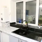 Spacious 4 Bed Maisonette Close To Salford Quays And With Smart Tvs And Netflix Perfect For Families And Contractors Apartment