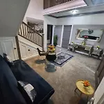 Charming Tudor White House Free Wifi بيت للعطل *