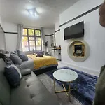 Charming Tudor White House Free Wifi مانشستر