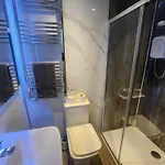 بيت للعطل Charming Tudor White House Free Wifi