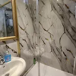 Charming Tudor White House Free Wifi بيت للعطل مانشستر