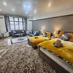 Charming Tudor White House Free Wifi بيت للعطل