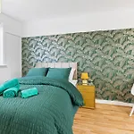 Comfy Bedroom Getaway Nyaraló