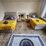 Charming Tudor White House Free Wifi *