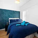 Comfy Bedroom Getaway *