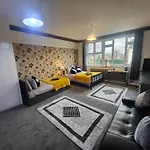 بيت للعطل Charming Tudor White House Free Wifi