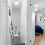 Comfy Bedroom Getaway Nyaraló *