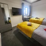 بيت للعطل Charming Tudor White House Free Wifi مانشستر