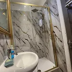 Charming Tudor White House Free Wifi بيت للعطل