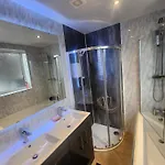 Charming Tudor White House Free Wifi بيت للعطل