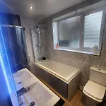 Charming Tudor White House Free Wifi بيت للعطل