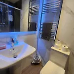 Charming Tudor White House Free Wifi بيت للعطل مانشستر