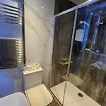 Charming Tudor White House Free Wifi مانشستر