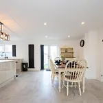 Modern 5-bed Ev Centre 10 Min