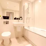 Modern 2 Bed, 2 Bath With Ensuite By Avalora Short Lets & Serviced Salford, Near Tram Manchester, Train Station, Parking *